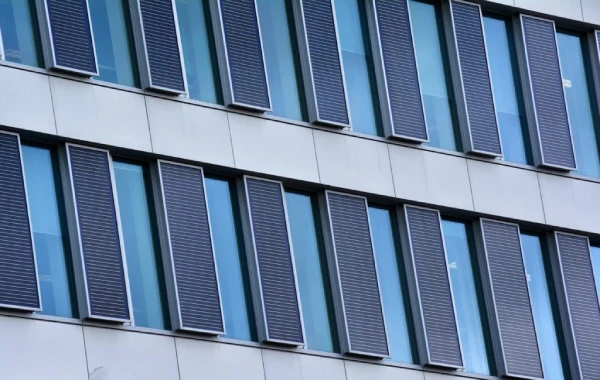 نمای جنوبی ساختمان توسط پنل های خورشیدی با بالاترین راندمان پوشیده شده