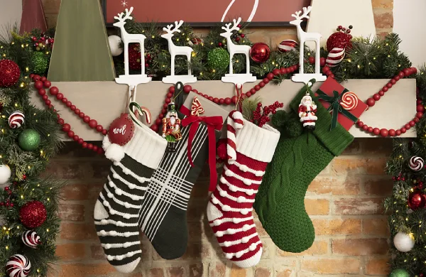 تزیینات کریسمس با جوراب های رنگی