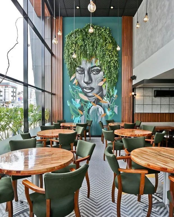 رستورانی با میز و صندلی چوبی و روکش سبز