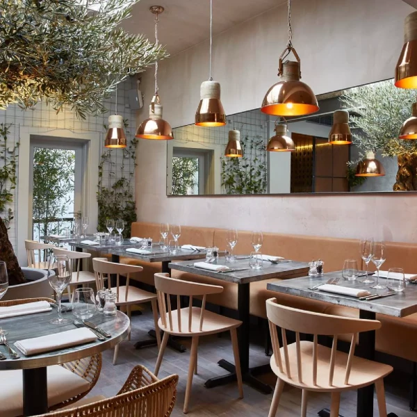 رستوران باندول در انگلیس که فضا شامل تخته هایی از جنس بلوط و کاشی های بتنی هشت ضلعی است