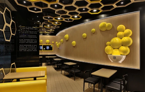 رستوران خانه برنج در شهر گوانگجو چین دیوارهای این رستوران به کمک شش ضلعی های رنگی روشن در یک پس زمینه مشکی طراحی شده