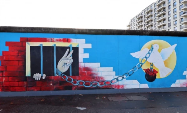 بخش باقی مانده دیوار برلین که دیوار گرافیتی ها با موضوع صلح است