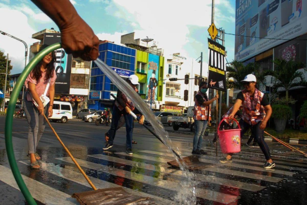 شستشوی خیابان ها در اندونزی