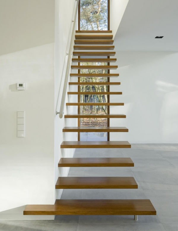 راه پله های معلق چوبی یا شیشه‌ای در خانه دوبلکس کوچک
