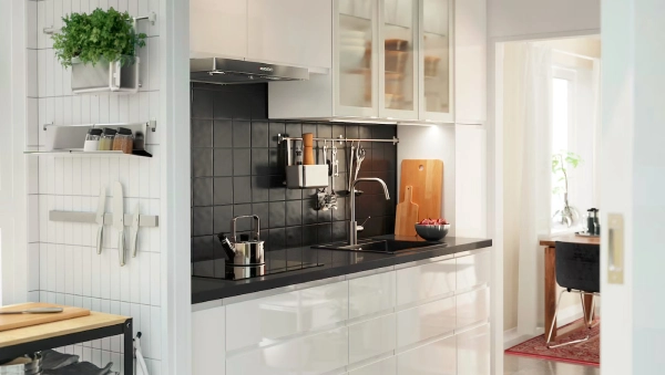 انتخاب کابینت‌های براق برای فضای کوچک آشپزخانه