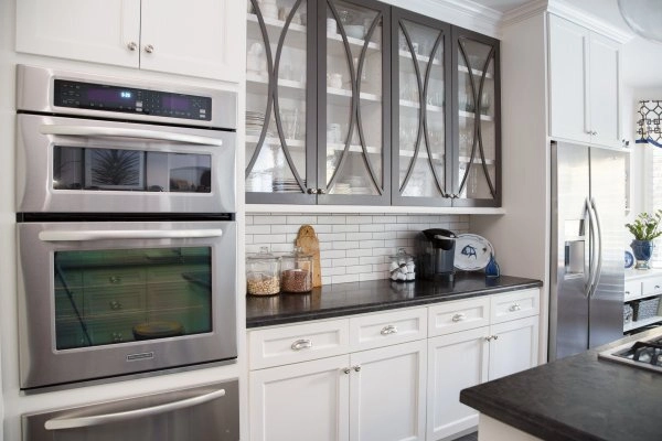 طراحی کابینت آشپزخانه کوچک با درهای شیشه‌ای