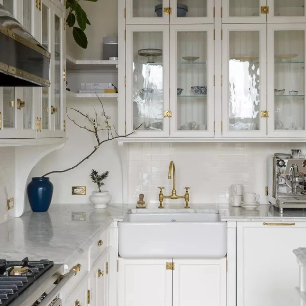 برای کابینت آشپزخانه کوچک، اکسسوری چشم‌گیر انتخاب کنید