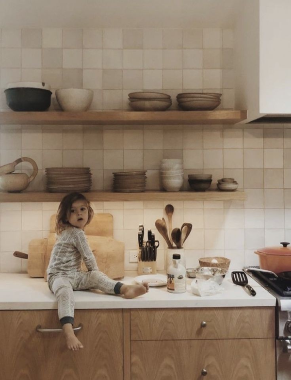 کاشی بین کابینتی سفید ساده برای آشپزخانه مینیمال
