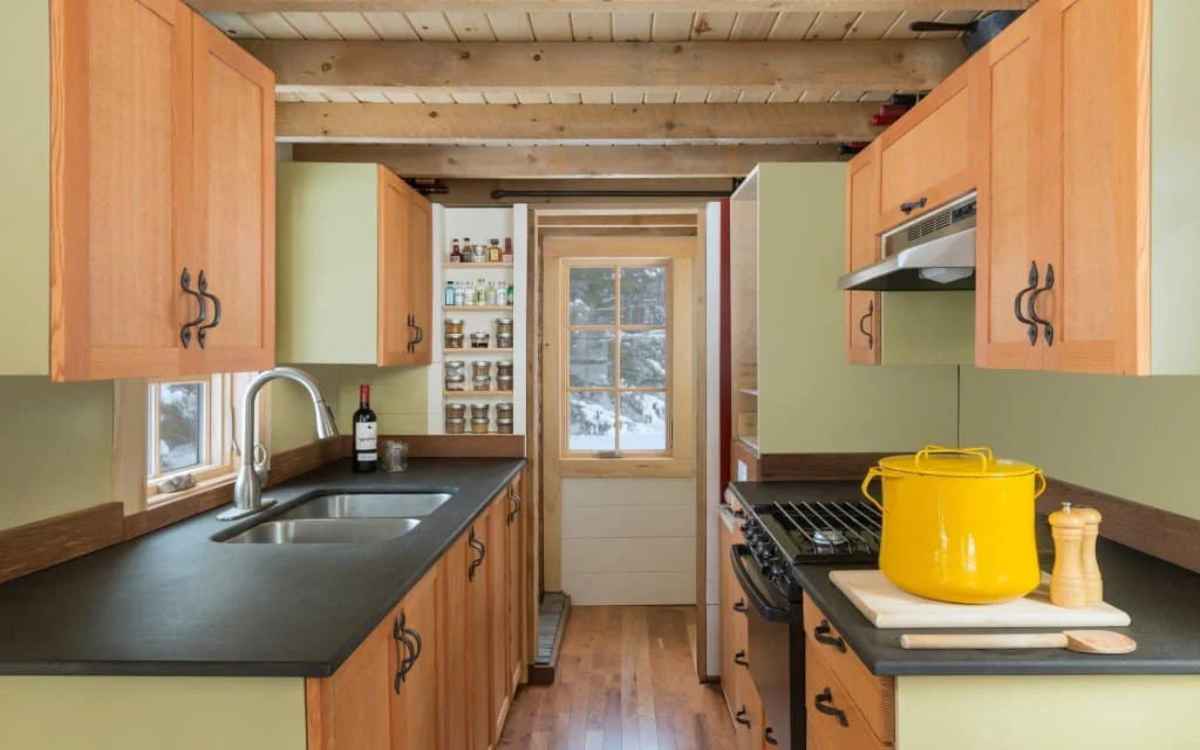قبل از بازسازی آشپزخانه با عرض کم، این ایده ها را ببینید