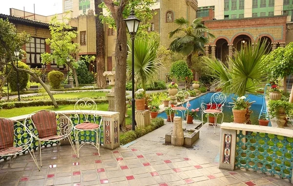کافه باغ موزه مقدم 
