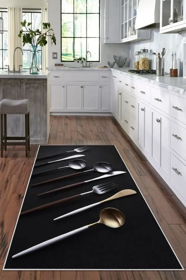 فرش سیاه و سفید در آشپزخانه
