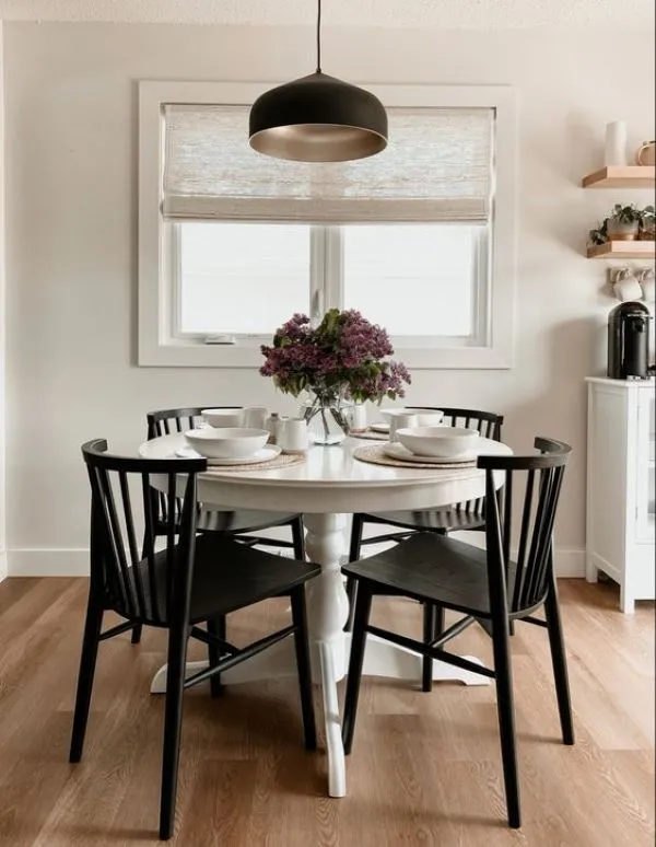 میز و صندلی مشکی در آشپزخانه سفید