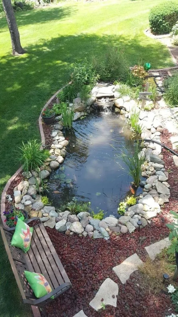 تزئین باغچه کنار حوض
