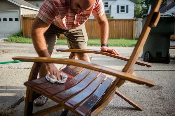 تمیز کردن صندلی‌های چوبی یا فلزی
