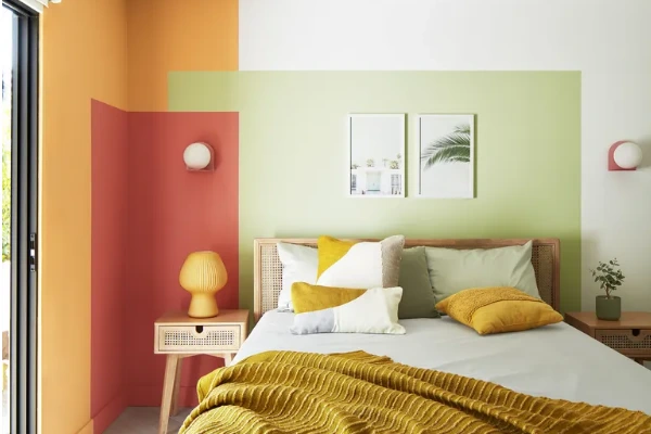یک بلوک سه رنگ را جایگزین نقاشی اتاق خواب کنید.
