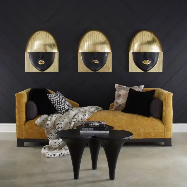 زیبایی اکسسوری طلایی روی دیوار مشکی