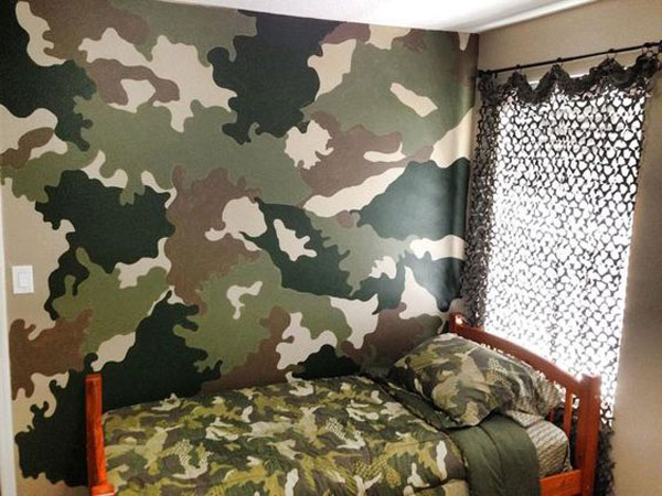 طرح ارتشی روی دیوار و تخت