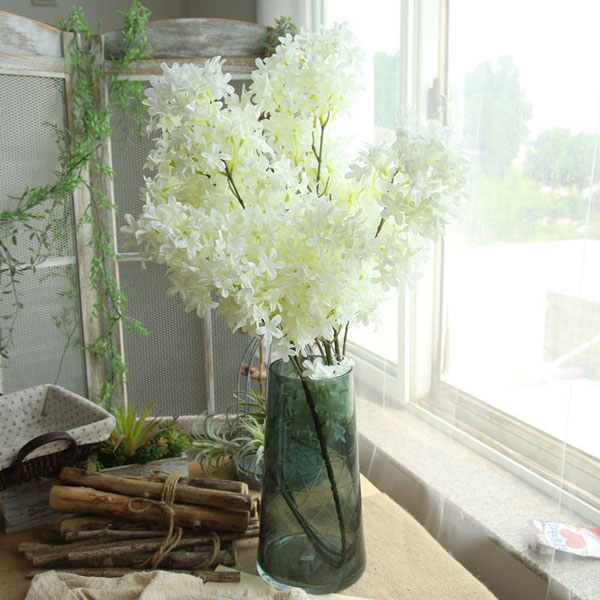 زیبایی گل های مصنوعی در گلدان های شیشه ای