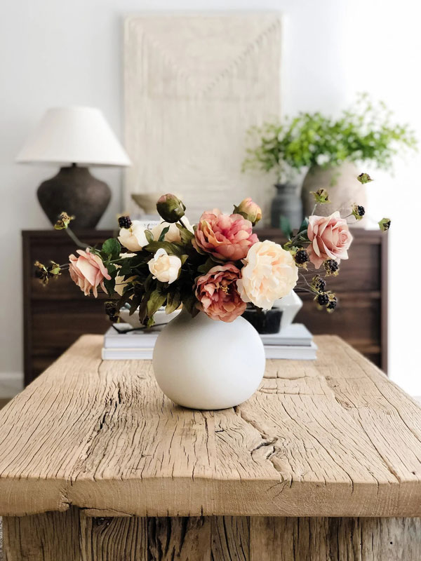 تزیین میز با گلدان گل مصنوعی