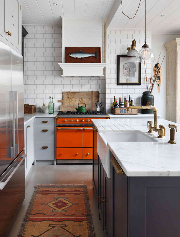دکوراسیون آشپزخانه با نارنجی و سفید