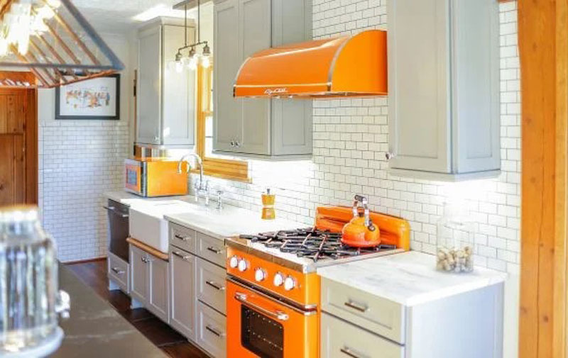 وسایل آشپزخانه نارنجی برای آشپزخانه سفید